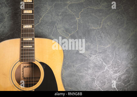 Akustische Gitarre auf grünem Marmor Hintergrund, Musik Konzept. Stockfoto