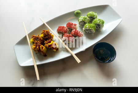 Schüssel gemischten Japanische Brötchen, Maki Stockfoto
