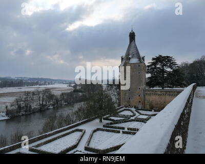 Schneereiche Winter Szenen des Chateau de Touffou, Bonnes, Frankreich Stockfoto