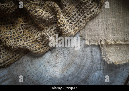 Von Querschnitt der Baumstamm und natürlichen Stoffservietten Hintergrund Stockfoto
