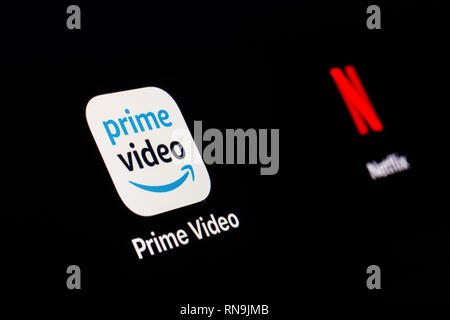 Indianapolis - ca. Februar 2019: Prime Video- und Netflix app Logos. Prime Video ist ein Service von Amazon und Amazon.com II. Stockfoto