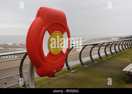 Lifebuoy Station montiert vor Edelstahl Balustrade Geländer auf Anchorsholme Promenade, blackpool, fylde Coast lancashire uk Stockfoto