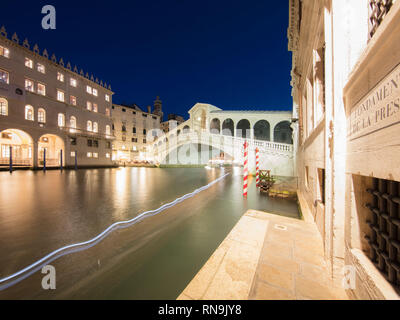 Die berühmte Rialtobrücke im Frühjahr unter einem wunderschönen blauen Himmel in Venedig, Italien. Stockfoto