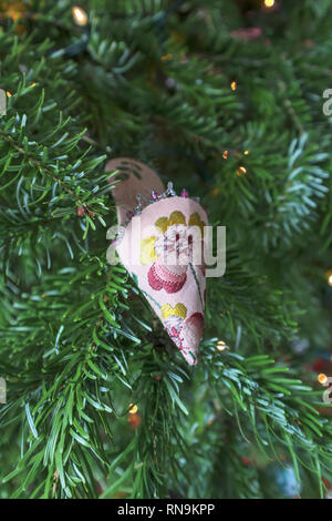 Hübsche, zierliche Hand-made Schuh oder Slipper traditionellen Altmodischen Weihnachten Dekoration auf einem Weihnachtsbaum, von Tobias und der Engel gemacht Stockfoto