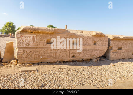 Hieroglyphen auf einen großen Stein am Tempel von Kom Ombo, Tempel von Sobek, eine ungewöhnliche Doppel Tempel aus Ptolomeic Dynastie im oberen Ägypten Stockfoto