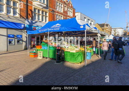 Obst und Gemüse in Staines-Upon-Markt in Thames Street, Staines, einer Stadt in Spelthorne, Surrey, South East England, UK Abschaltdruck Stockfoto