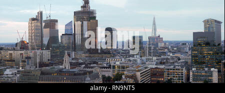 Panoramablick über die Skyline der Stadt London im Finanzzentrum, dem Shard, Gherkin, England Stockfoto