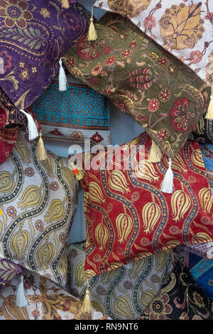 Sortiment von kleinen, reich verzierten Kissen mit Motiven von Blüten und Blättern verziert wurden für den Verkauf in Souvenir-shop in Bulgarien Stockfoto