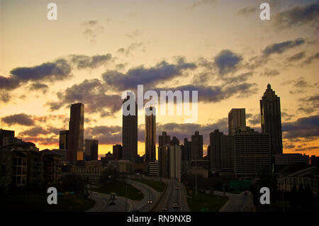 Eine dramatische Silhouette der Skyline von Georgia in Atlanta, die in einem goldenen Sonnenuntergang auftaucht. Stockfoto