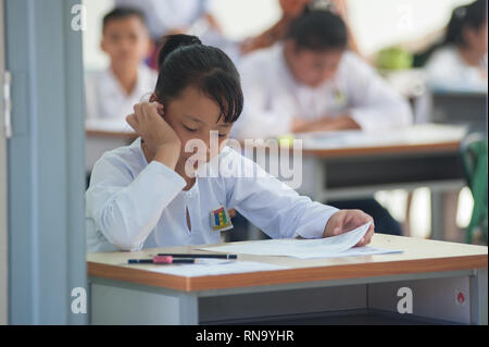 Kiulu Sabah Malaysia - Sep 5, 2016: Jahr 6 Grundschule Schüler sitzen Primary School Achievement Test (UPSR) im ländlichen Schule in Kiulu Sabah. Stockfoto