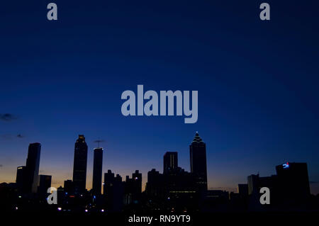 Ein dramatischer Sonnenuntergang über mehrere moderne Hochhäuser in Atlanta, Georgia. Stockfoto