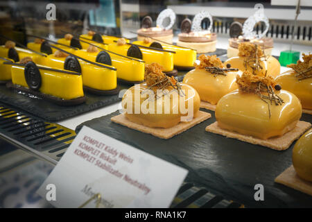 Warschau, Polen. 17 Feb, 2019. Verschiedene Arten von Desserts sind auf der Expo Sweet in Warschau, Polen gesehen, Jan. 17, 2019. Expo Süß, einer der größten Süßwaren und Eis Messen in Polen, ist in Warschau vom 17. bis 20. Februar statt. Credit: Jaap Arriens/Xinhua/Alamy leben Nachrichten Stockfoto