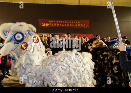 Paris, Frankreich. 17 Feb, 2019. Dr. Chem Widhya, Valérie Pécresse, S.E.M. Zhai Jun und Trinh Huy während des Chinese New Year Parade platziert in diesem Jahr unter dem Zeichen des Schweins Land am 17. Februar 2019 in Paris, Frankreich. Quelle: Bernard Menigault/Alamy leben Nachrichten Stockfoto