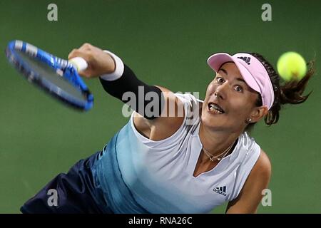 Dubai. 17 Feb, 2019. Muguruza garbine Spaniens dient die Kugel während der Damen gegen Dayana Yastremska der Ukraine von Dubai Duty Free Tennis WTA Meisterschaften 2019 in Dubai, Vereinigte Arabische Emirate, Jan. 17, 2019. Muguruza Garbine gewann 2-1. Credit: Mahmoud Khaled/Xinhua/Alamy leben Nachrichten Stockfoto