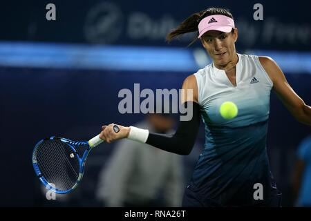 Dubai. 17 Feb, 2019. Muguruza garbine von Spanien kehrt die Kugel während der Damen gegen Dayana Yastremska der Ukraine von Dubai Duty Free Tennis WTA Meisterschaften 2019 in Dubai, Vereinigte Arabische Emirate, Jan. 17, 2019. Muguruza Garbine gewann 2-1. Credit: Mahmoud Khaled/Xinhua/Alamy leben Nachrichten Stockfoto