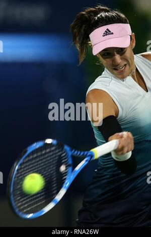 Dubai. 17 Feb, 2019. Muguruza garbine von Spanien kehrt die Kugel während der Damen gegen Dayana Yastremska der Ukraine von Dubai Duty Free Tennis WTA Meisterschaften 2019 in Dubai, Vereinigte Arabische Emirate, Jan. 17, 2019. Muguruza Garbine gewann 2-1. Credit: Mahmoud Khaled/Xinhua/Alamy leben Nachrichten Stockfoto