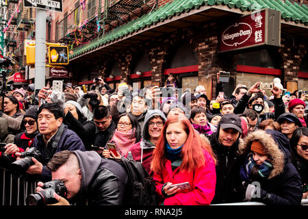 New York, USA. 17 Feb, 2019. Die Menschen sehen das chinesische Mondjahr Parade in Chinatown in Manhattan von New York City, USA, Nov. 17, 2019. Credit: Li Muzi/Xinhua/Alamy leben Nachrichten Stockfoto