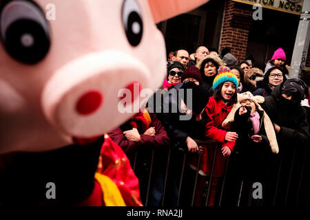 New York, USA. 17 Feb, 2019. Die Menschen sehen das chinesische Mondjahr Parade in Chinatown in Manhattan von New York City, USA, Nov. 17, 2019. Credit: Li Muzi/Xinhua/Alamy leben Nachrichten Stockfoto