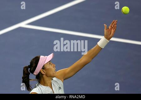 Dubai. 17 Feb, 2019. Muguruza garbine Spaniens dient die Kugel während der Damen gegen Dayana Yastremska der Ukraine von Dubai Duty Free Tennis WTA Meisterschaften 2019 in Dubai, Vereinigte Arabische Emirate, Jan. 17, 2019. Muguruza Garbine gewann 2-1. Credit: Mahmoud Khaled/Xinhua/Alamy leben Nachrichten Stockfoto