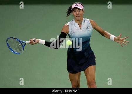 Dubai. 17 Feb, 2019. Muguruza garbine von Spanien kehrt die Kugel während der Damen gegen Dayana Yastremska der Ukraine von Dubai Duty Free Tennis WTA Meisterschaften 2019 in Dubai, Vereinigte Arabische Emirate, Jan. 17, 2019. Muguruza Garbine gewann 2-1. Credit: Mahmoud Khaled/Xinhua/Alamy leben Nachrichten Stockfoto