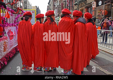 New York, USA. 17 Feb, 2019. Meine Damen tragen rote Umhänge bereit für die Parade. Credit: Rachel Cauvin/Alamy leben Nachrichten Stockfoto