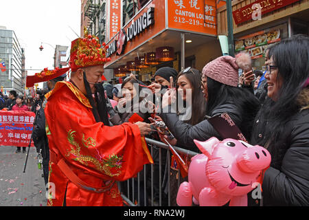 New York, USA. 17 Feb, 2019. Gott des Reichtums austeilen Umschläge zu Feiernden für gutes Glück. Credit: Rachel Cauvin/Alamy leben Nachrichten Stockfoto