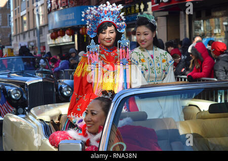 Die Teilnehmer gesehen, mit traditionellen chinesischen Kostüme whle Reiten in einem Oldtimer während des Chinese New Year Parade in Chinatown. Chinesischen Gemeinschaften auf der ganzen Welt feierten das Chinesische Neue Jahr 2019, das Jahr des Schweins. Stockfoto