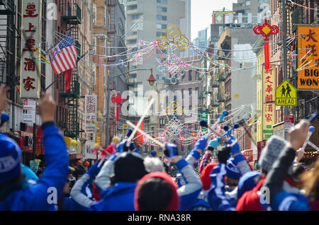 Die Teilnehmer gesehen, mit traditionellen chinesischen Kostüme spielen Drums während des Chinese New Year Parade in Chinatown. Chinesischen Gemeinschaften auf der ganzen Welt feierten das Chinesische Neue Jahr 2019, das Jahr des Schweins. Stockfoto