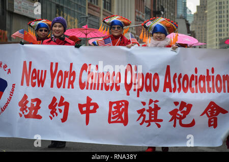 Die Teilnehmer gesehen, mit traditionellen chinesischen Kostüme hält einen großen Banner writting auf 'New York chinesische Qipao Association' während des Chinese New Year Parade in Chinatown. Chinesischen Gemeinschaften auf der ganzen Welt feierten das Chinesische Neue Jahr 2019, das Jahr des Schweins. Stockfoto