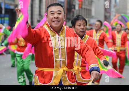 New York City, USA. 17 Feb, 2019. Die Teilnehmer gesehen, mit traditionellen chinesischen Kostüme während des Chinese New Year Parade in Chinatown. chinesischen Gemeinschaften auf der ganzen Welt feierten das Chinesische Neue Jahr 2019, das Jahr des Schweins. Credit: Ryan Rahman/SOPA Images/ZUMA Draht/Alamy leben Nachrichten Stockfoto