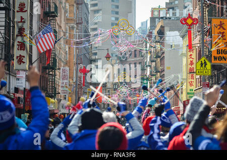 New York City, USA. 17 Feb, 2019. Die Teilnehmer gesehen, mit traditionellen chinesischen Kostüme spielen Drums während des Chinese New Year Parade in Chinatown. chinesischen Gemeinschaften auf der ganzen Welt feierten das Chinesische Neue Jahr 2019, das Jahr des Schweins. Credit: Ryan Rahman/SOPA Images/ZUMA Draht/Alamy leben Nachrichten Stockfoto