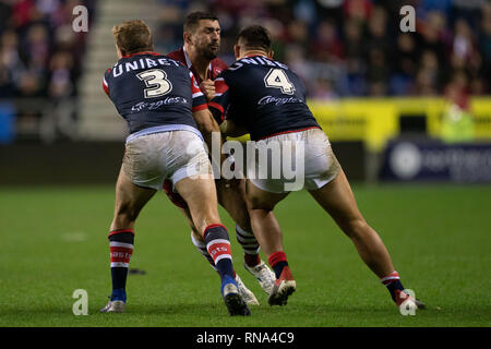 Wigan, Großbritannien. 17 Feb, 2019. Die wigan Warriors Ben Blume ist von Sydney Roosters Mitchell Aubusson (L) und Joseph Manu (R) 17. Februar 2019, DW Stadium, Wigan, England in Angriff genommen; Betfred World Club Herausforderung, Wigan Warriors vs Sydney Roosters; Quelle: Terry Donnelly/News Bilder Credit: Aktuelles Bilder/Alamy leben Nachrichten Stockfoto