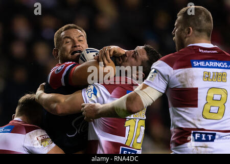 Wigan, Großbritannien. 17 Feb, 2019. Sydney Roosters Jared Waerea-Hargreaves ist durch die wigan Warriors Ben Blume (R) und Tony Clubb (L0 17 Februar 2019, DW Stadium, Wigan, England; Betfred World Club Herausforderung, Wigan Warriors Sydney Roosters vs angegangen; Quelle: Terry Donnelly/News Bilder Credit: Aktuelles Bilder/Alamy leben Nachrichten Stockfoto