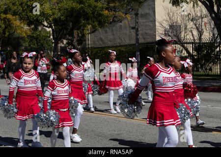 Pasadena, Los Angeles County, Kalifornien, USA - 37. jährliche schwarze Geschichte Parade und Festival, das feiert schwarze Geschichte und Kultur. Die Gemeinschaft und den umliegenden Städten die Feier durch die Teilnahme und beobachten Sie die Parade, Prominente, Politiker, Aktivisten, Clubs und Kinder aller Altersgruppen aus verschiedenen Schulstufen verbunden. Rosebud Jubeln Stockfoto