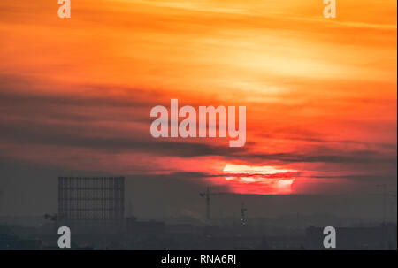 Berlin, Deutschland. 18 Feb, 2019. Die Sonne über Schöneberg nicht weit von den Gasometer. Credit: Paul Zinken/dpa/Alamy leben Nachrichten Stockfoto
