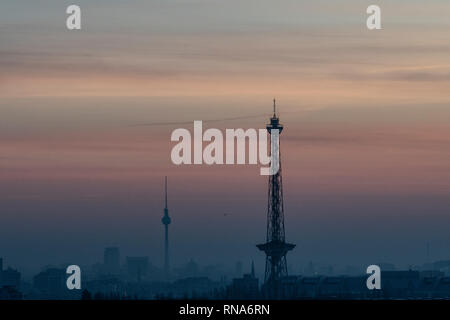 Berlin, Deutschland. 18 Feb, 2019. Der Funkturm und den Fernsehturm kann nur in der Morgen, als Silhouetten anerkannt werden. Credit: Paul Zinken/dpa/Alamy leben Nachrichten Stockfoto