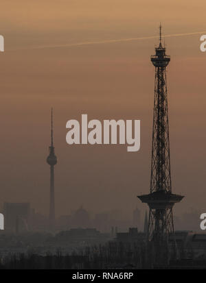 Berlin, Deutschland. 18 Feb, 2019. Der Funkturm und den Fernsehturm kann nur in der Morgen, als Silhouetten anerkannt werden. Credit: Paul Zinken/dpa/Alamy leben Nachrichten Stockfoto
