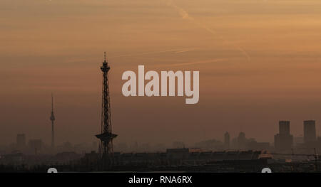 Berlin, Deutschland. 18 Feb, 2019. Der Funkturm und den Fernsehturm kann nur in der Morgen, als Silhouetten anerkannt werden. Credit: Paul Zinken/dpa/Alamy leben Nachrichten Stockfoto