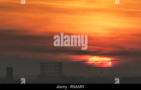 Berlin, Deutschland. 18 Feb, 2019. Die Sonne über Schöneberg nicht weit von den Gasometer. Credit: Paul Zinken/dpa/Alamy leben Nachrichten Stockfoto