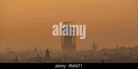 Berlin, Deutschland. 18 Feb, 2019. Der Steglitzer Kreisel kann nur als Silhouette im Licht der aufgehenden Sonne gesehen werden. Credit: Paul Zinken/dpa/Alamy leben Nachrichten Stockfoto