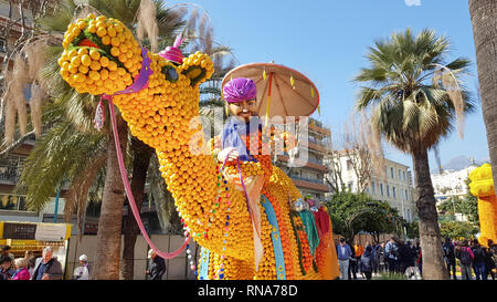 Menton, Frankreich. 17. Feb 2019. Kunst aus Zitronen und Orangen in den berühmten Lemon Festival (Fete du Citron) in Menton, Frankreich. Die berühmten Obst Garten erhält 230.000 Besucher pro Jahr. Credit: Giancarlo Liguori/Alamy leben Nachrichten Stockfoto