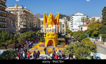 Menton, Frankreich. 17. Feb 2019. Kunst aus Zitronen und Orangen in den berühmten Lemon Festival (Fete du Citron) in Menton, Frankreich. Die berühmten Obst Garten erhält 230.000 Besucher pro Jahr. Credit: Giancarlo Liguori/Alamy leben Nachrichten Stockfoto