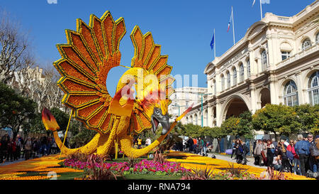 Menton, Frankreich. 17. Feb 2019. Kunst aus Zitronen und Orangen in den berühmten Lemon Festival (Fete du Citron) in Menton, Frankreich. Die berühmten Obst Garten erhält 230.000 Besucher pro Jahr. Credit: Giancarlo Liguori/Alamy leben Nachrichten Stockfoto