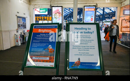 Brighton, UK. 18 Feb, 2019. Der Bahnhof von Brighton war relativ ruhig heute morgen als Pendler und Reisende auf dem Weg von und nach London Rail Ersatz Busse zwischen Brighton und drei Brücken zu verwenden, weil die Brighton Main Line Projekt Verbesserung, die zwischen 16. und 24. Februar: Simon Dack/Alamy Live Nachrichten hatten Stockfoto