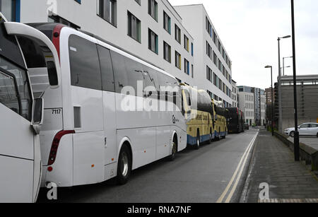 Brighton, UK. 18 Feb, 2019. Rail Ersatz Busse heute Morgen außerhalb der Bahnhof von Brighton als Pendler und Reisende auf dem Weg von und nach London Sie zwischen Brighton und drei Brücken zu verwenden, weil die Brighton Main Line Projekt Verbesserung, die zwischen 16. und 24. Februar: Simon Dack/Alamy Live Nachrichten hatten Stockfoto