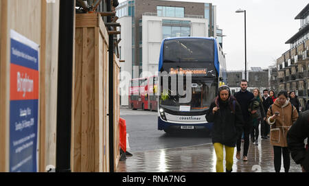 Brighton, UK. 18 Feb, 2019. Rail Ersatz Busse heute Morgen außerhalb der Bahnhof von Brighton als Pendler und Reisende auf dem Weg von und nach London Sie zwischen Brighton und drei Brücken zu verwenden, weil die Brighton Main Line Projekt Verbesserung, die zwischen 16. und 24. Februar: Simon Dack/Alamy Live Nachrichten hatten Stockfoto