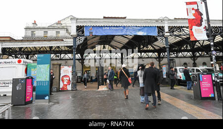 Brighton, UK. 18 Feb, 2019. Der Bahnhof von Brighton war relativ ruhig heute morgen als Pendler und Reisende auf dem Weg von und nach London Rail Ersatz Busse zwischen Brighton und drei Brücken zu verwenden, weil die Brighton Main Line Projekt Verbesserung, die zwischen 16. und 24. Februar: Simon Dack/Alamy Live Nachrichten hatten Stockfoto