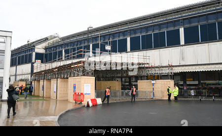 Brighton, UK. 18 Feb, 2019. Der Bahnhof von Brighton war relativ ruhig heute morgen als Pendler und Reisende auf dem Weg von und nach London Rail Ersatz Busse zwischen Brighton und drei Brücken zu verwenden, weil die Brighton Main Line Projekt Verbesserung, die zwischen 16. und 24. Februar: Simon Dack/Alamy Live Nachrichten hatten Stockfoto