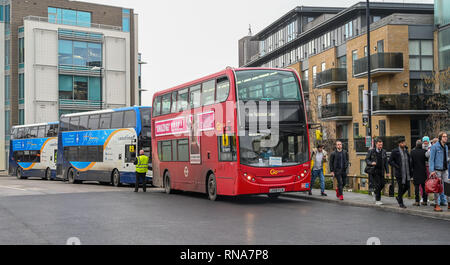 Brighton, UK. 18 Feb, 2019. Rail Ersatz Busse heute Morgen außerhalb der Bahnhof von Brighton als Pendler und Reisende auf dem Weg von und nach London Sie zwischen Brighton und drei Brücken zu verwenden, weil die Brighton Main Line Projekt Verbesserung, die zwischen 16. und 24. Februar: Simon Dack/Alamy Live Nachrichten hatten Stockfoto