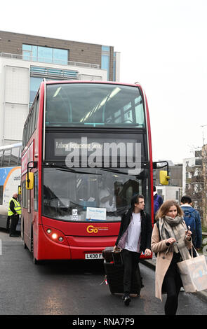 Brighton, UK. 18 Feb, 2019. Rail Ersatz Busse heute Morgen außerhalb der Bahnhof von Brighton als Pendler und Reisende auf dem Weg von und nach London Sie zwischen Brighton und drei Brücken zu verwenden, weil die Brighton Main Line Projekt Verbesserung, die zwischen 16. und 24. Februar: Simon Dack/Alamy Live Nachrichten hatten Stockfoto